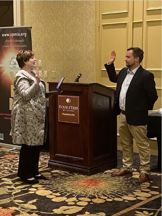 Cindy Davis swears in new VPMIA President Dennis Hart